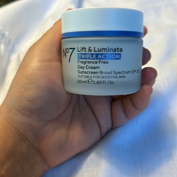 Lift & Luminate Triple Action Day Cream - White and Blue - Picture 2 of 11